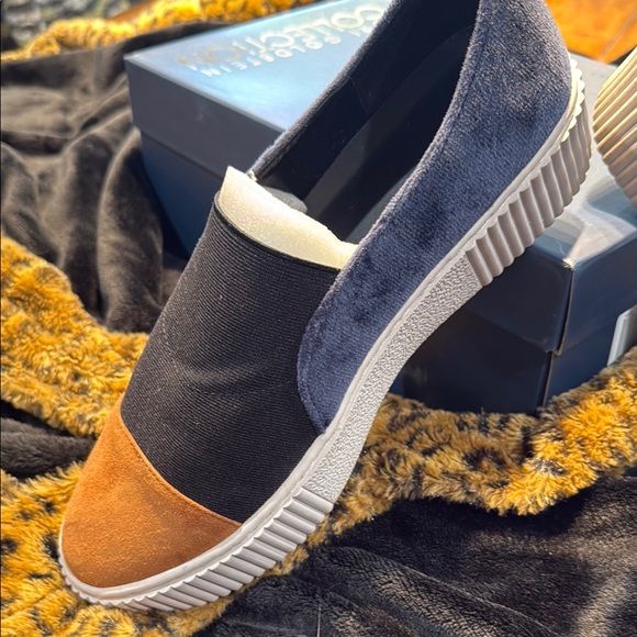 Lori Goldstein LOGO Slip-On Sneakers with Black and Tan Details - Picture 2 of 2